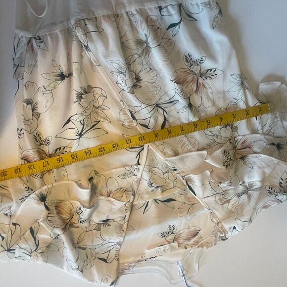 ASTR the Label Ruffle Bodysuit Womens Size Medium Pink Floral Flutter Sleeve Top - Picture 8 of 9